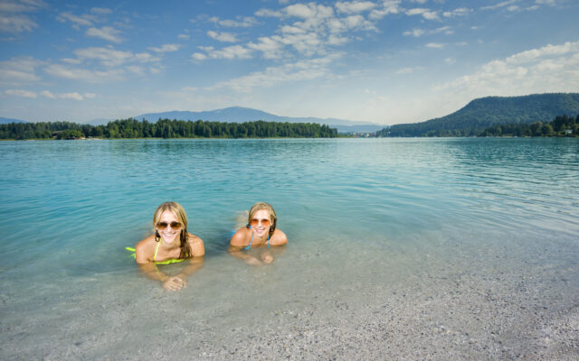 Zwei Frauen mit Sonnenbrille im Faaker See