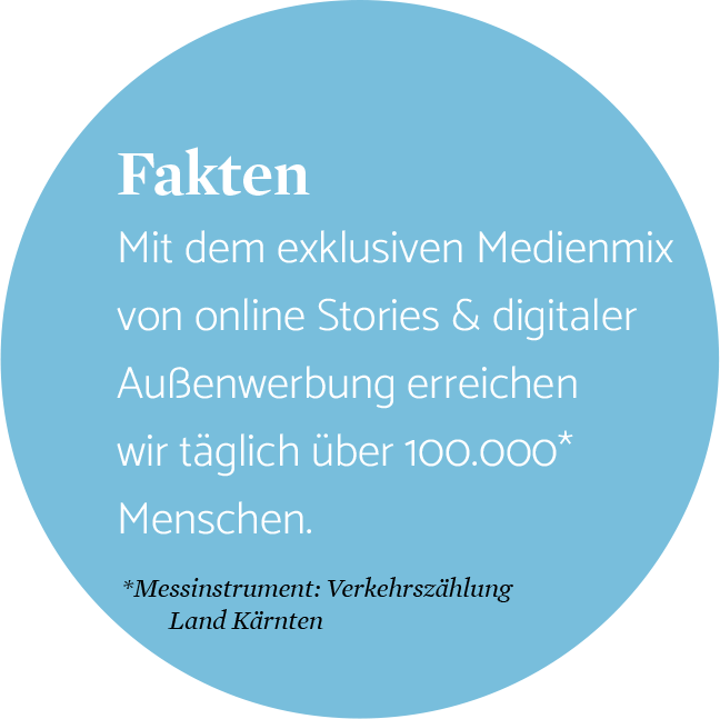 Blauer Button mit Schriftzug "Mit dem exklusiven Medienmix von online Stories & digitaler Außenwerbung erreichen wir täglich über 100.000 Menschen"