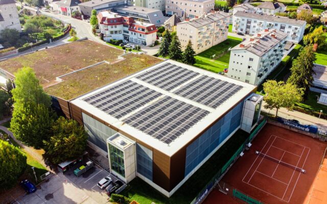 Photovoltaikanlage auf Parkhaus aus der Vogelperspektive