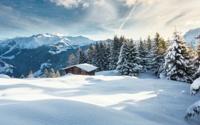 Winterlandschaft mit Schihütte in den Bergen