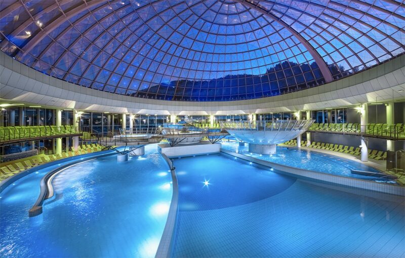 Unter der beeindruckenden Glaskuppel lässt sich in den Schwimmbädern herrlich entspannen.
