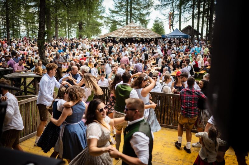 Tracht, Tanz und tausende Besucherinnen und Besucher: Beim traditionellen St. Anna Kirchtag auf der Petzen wird die Märchenwiese jedes Jahr zum Freiluft-Festplatz mit einzigartiger Bergkulisse.

Foto: TV Südkärnten / Varh