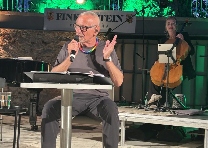 Konstantin Wecker auf der Burgruine Finkenstein