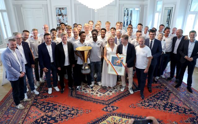 Der gesamte Kader des WAC zu Besuch im Klagenfurter Spiegelsaal.