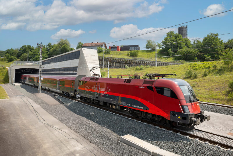 Ein Railjet auf der neuen Koralmstrecke beim Portal West.