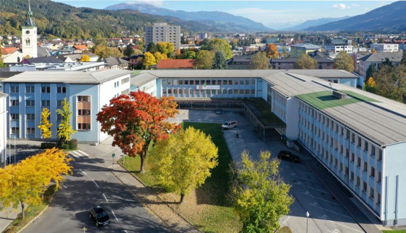Die bauliche Umsetzung des Projekts erfolgt im Zuge der Sanierung der Fritz-Strobl-Skimittelschule.