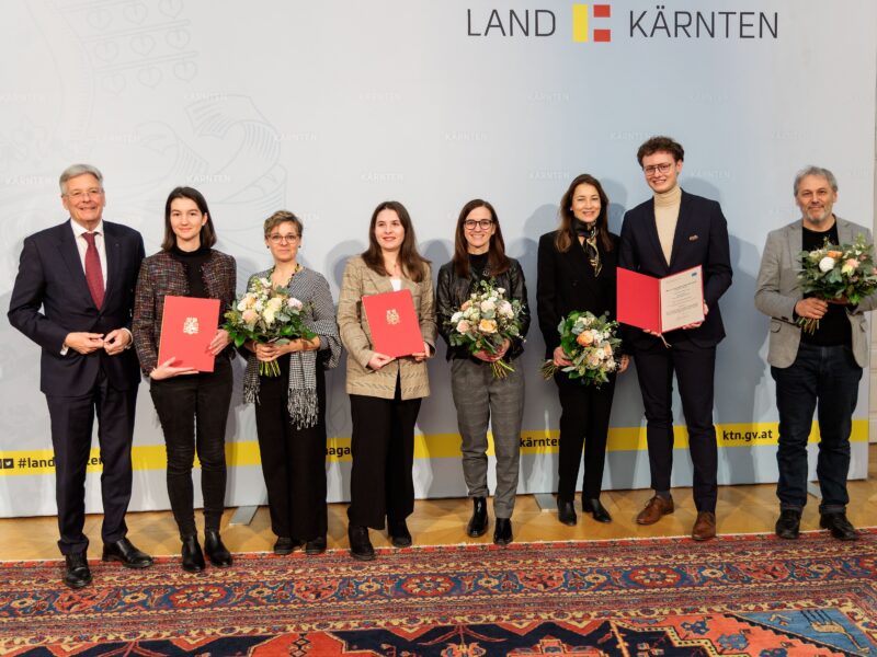 (v.l.) LH Peter Kaiser, Sophie Marie Kornsee, Julia Marinaccio, Leonie Loipold, Cornelia Klepp, Martina Rattinger, Alexander Johann Hormann und Hans Karl Peterlini