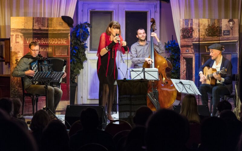 Rebecca Anouche und Manu Mazé ziehen musikalisch ihre Hüte.