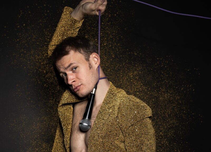 Der Comedian Niko Nagl gastiert mit seinem Programm „Goldbube“ am Mittwoch, 4. Februar 2026, im Kellertheater DOCK04 in der Hafenstadt Urban Area in Klagenfurt (Villacher Straße 16).