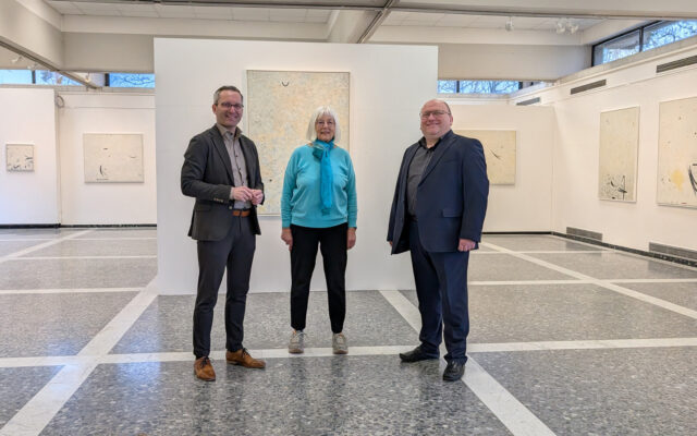 Blick in eine Galerie mit abstrakten Gemälden bei der Ausstellung „Gestaltete Zeit“ in Klagenfurt.