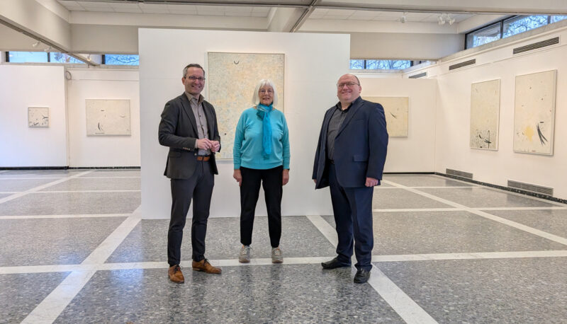 Blick in eine Galerie mit abstrakten Gemälden bei der Ausstellung „Gestaltete Zeit“ in Klagenfurt.