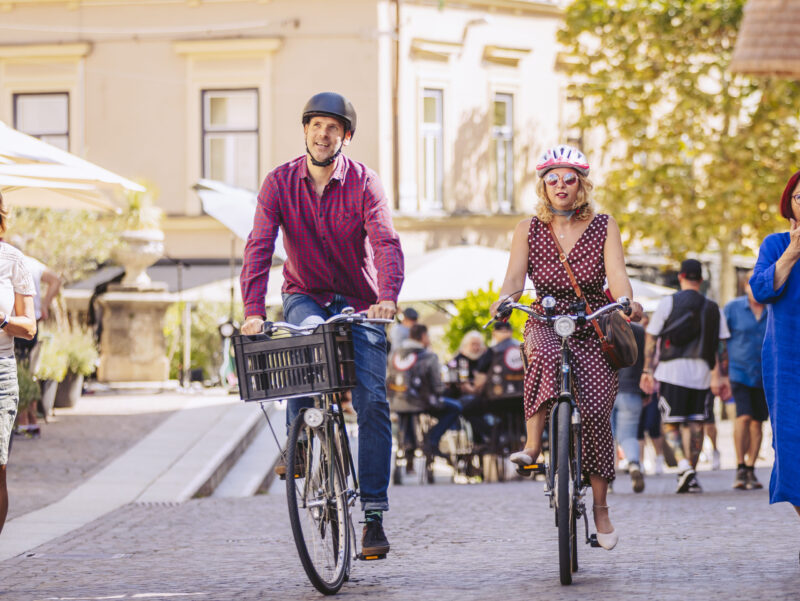 Menschen mit Fahrrädern beim Saisonstart von „Kärnten radelt“ am Rathausplatz in Villach mit Glücksrad und Radparcours.