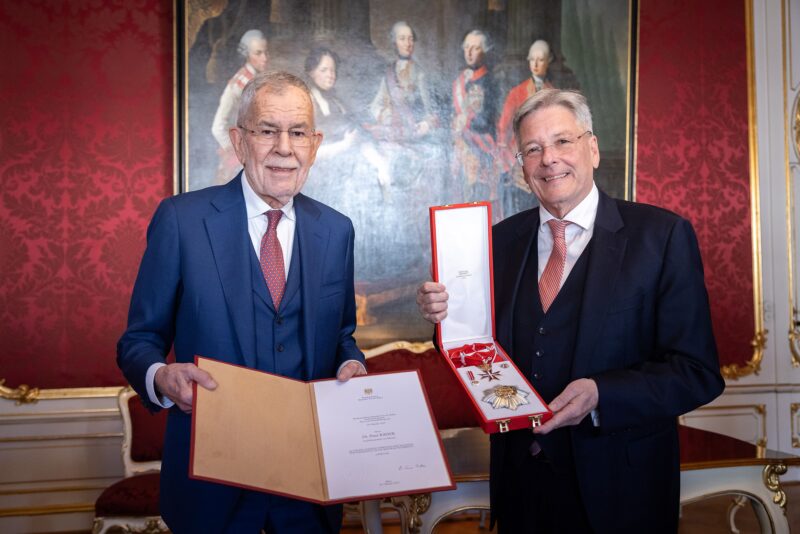 Bundespräsident Van der Bellen überreicht LH Peter Kaiser in der Hofburg ein Ehrenzeichen.