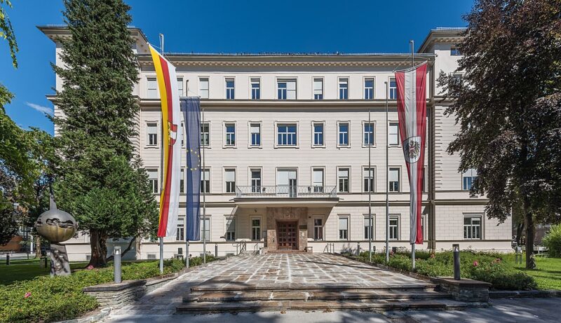 Modernes Verwaltungsgebäude in Kärnten als Symbol für die Reform der Landesverwaltung