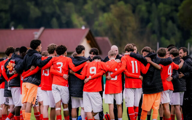 U15-Fußballspieler bei einem internationalen Turnierspiel in Kärnten