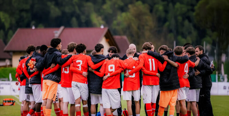 U15-Fußballspieler bei einem internationalen Turnierspiel in Kärnten