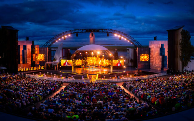 Spektakuläre Kulisse: Die Seebühne Mörbisch verwandelt sich für die Starnacht in eine glitzernde Arena direkt im Neusiedler See.