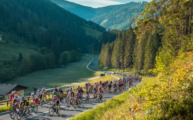 Gipfelstürmer in den Nockbergen: 700 Radsportler nehmen den Kampf gegen die Höhenmeter auf.
