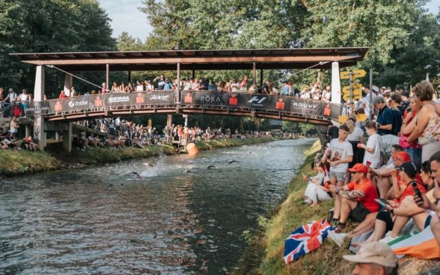Hexenkessel Lendkanal: Tausende Fans peitschen die Triathleten auf den letzten Metern der Schwimmstrecke nach vorne.