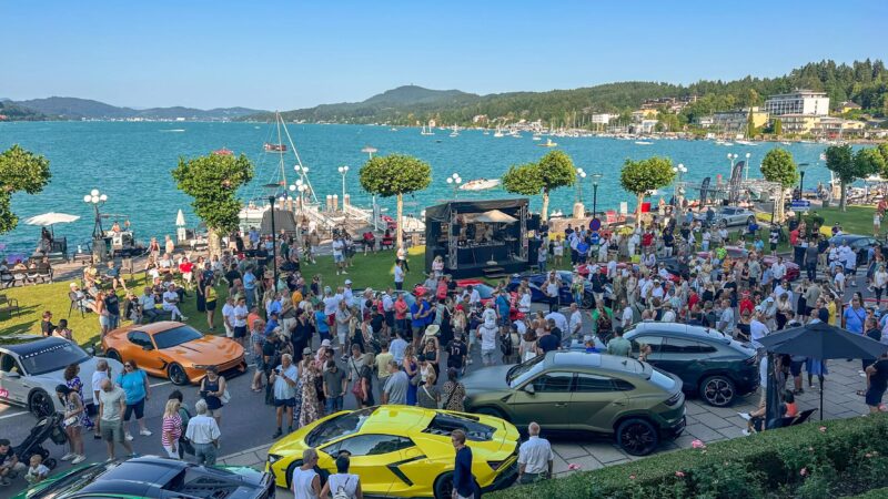 Traumhafte Kulisse: Exklusive Supersportwagen präsentieren sich den tausenden Besuchern direkt am Veldener Seeufer.
