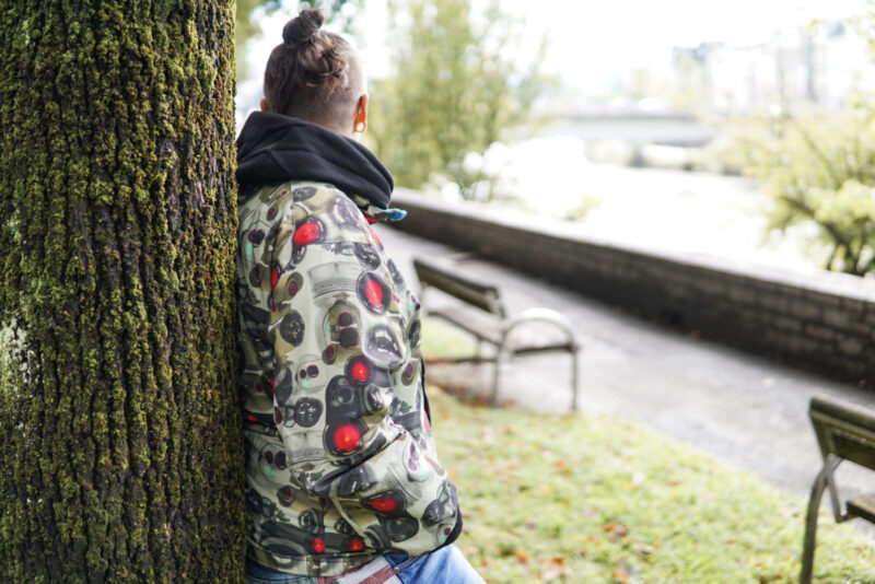 Eine Jugendnotschlafstelle in Villach bei Nacht, vor der Jugendliche Unterstützung erhalten.