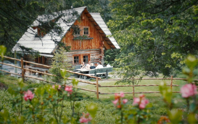 Sehnsuchtsort in den Bergen: Rund 530 Almhütten in Österreich bieten die perfekte Kulisse für eine Auszeit abseits des Alltags.