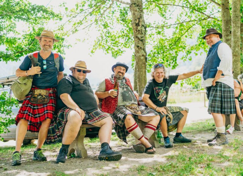 Karos im Nationalpark: Die Alpen-Kilt-Wanderung lockt jährlich hunderte Trachten- und Kiltfans in die Groppensteinschlucht.