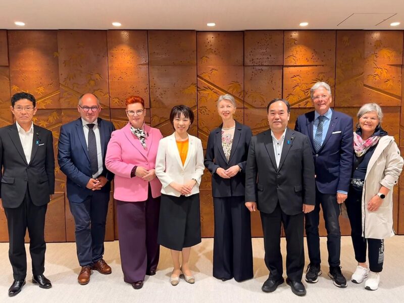 Von links: Vizepräsident des Präfekturparlaments von Hiroshima Koji Ikeda, Leiter des Renner Instituts Kärnten Harry Koller, Botschafterin Sigrid Berka, Gouverneurin der Präfektur Hiroshima Mika Yokota, LHStv.in Gaby Schaunig, Präsident des Präfekturparlaments von Hiroshima Takashi Nakamoto, LH a. D. Peter Kaiser, LAbg. Ruth Feistritzer