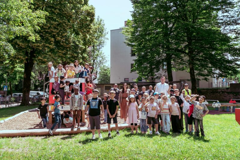 Bürgermeister Günther Albel und Vizebürgermeisterin Sarah Katholnig freuen sich mit Kindern und Mitarbeitern der Abteilung Stadtgrün über den neuen öffentlichen Park.