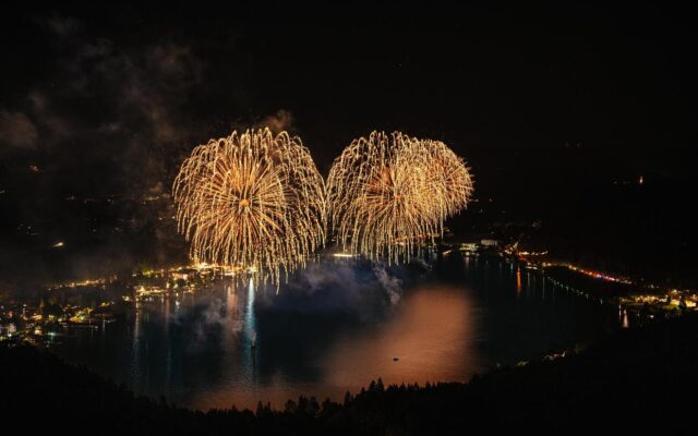 Magisches Farbenspiel: Das traditionelle Riesenfeuerwerk um 23:00 Uhr verwandelt den Klopeiner See in eine funkelnde Traumkulisse.