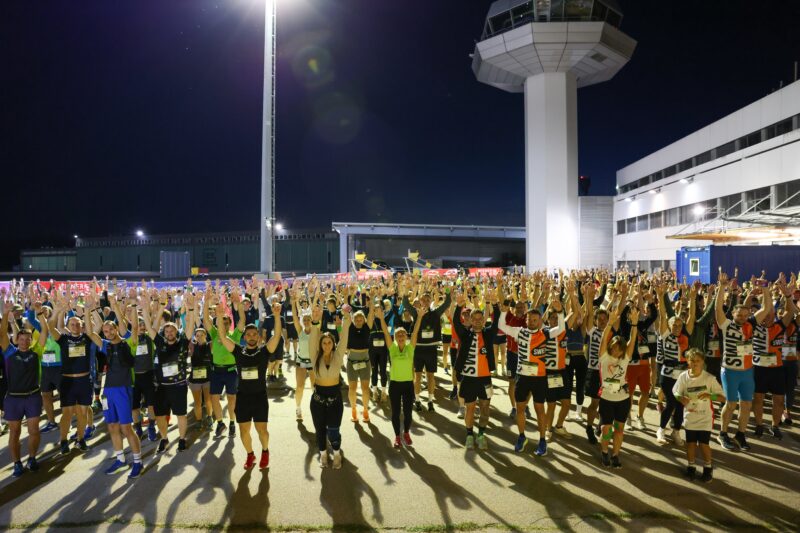 Einzigartiges Panorama im Scheinwerferlicht: Der Airport Night Run verwandelt die Klagenfurter Landebahn in eine leuchtende Sportarena.