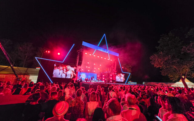 Publikum vor der Bühne bei der STARnacht am Wörthersee in der Klagenfurter Ostbucht