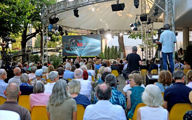Ein Fest für Ingeborg Bachmann: Zum 100. Geburtstag der Klagenfurter Dichterikone blickt die gesamte deutschsprachige Kulturwelt auf den Garten des ORF-Landesstudios.