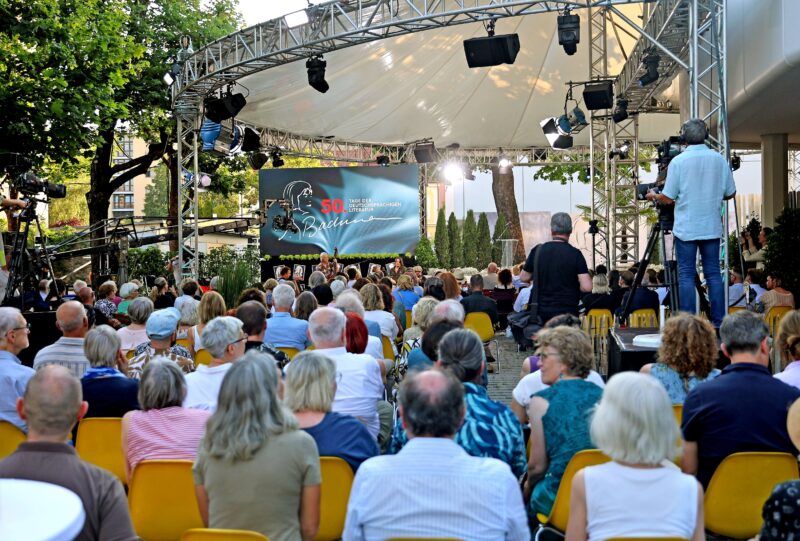 Ein Fest für Ingeborg Bachmann: Zum 100. Geburtstag der Klagenfurter Dichterikone blickt die gesamte deutschsprachige Kulturwelt auf den Garten des ORF-Landesstudios.