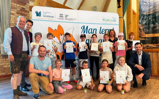 LR Reichmann und LRin Lagger-Pöllinger zeichnen Partnerschulen des Biosphärenpark Nockberge aus.