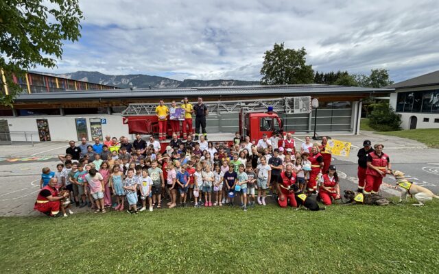 Faszination Blaulicht: Die Volksschulkinder aus St. Leonhard durften die Ausrüstung der Arnoldsteiner Einsatzkräfte ganz genau unter die Lupe nehmen.