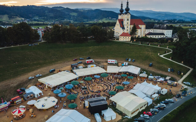Jubiläumsstimmung in St. Andrä: Vom 7. bis 16. August 2026 lädt das Lavanttaler Gackern wieder zu kulinarischen Höhenflügen.