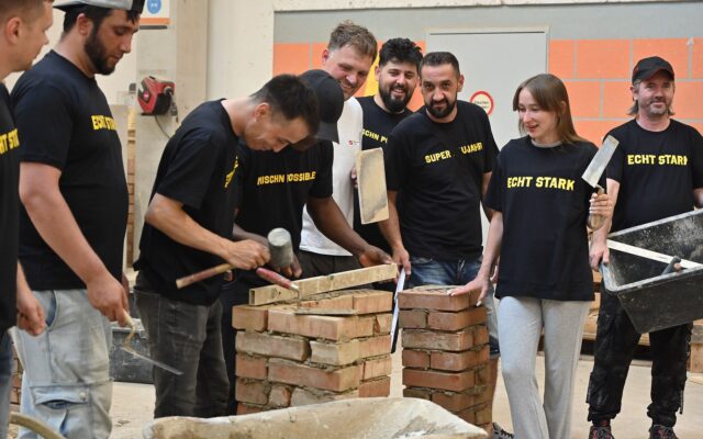Praxisluft schnuppern: 20 motivierte Teilnehmer starten im Juli in den zwölfwöchigen Baustellenalltag des Projekts „Handwerk verbindet“.