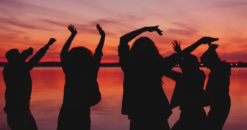 Sommer, Sonne und elektronische Beats: Das neue Festival soundwave. bringt im Juli internationales Flair in die Veldener Bucht.