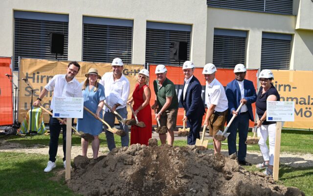 Startschuss für das Millionenprojekt: LH Daniel Fellner, Bürgermeister Manfred Führer sowie Ehrengäste und Planer beim traditionellen Spatenstich in Reichenfels.
