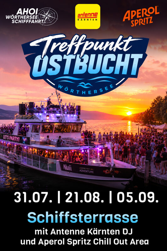 Sommerabend an der Ostbucht am Wörthersee mit DJ, Saxophon und tanzenden Gästen bei Sonnenuntergang.