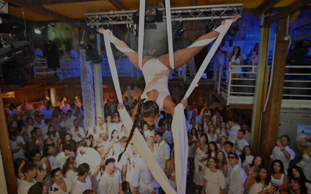 Tausende feierten bei der Fête Blanche 2026 rund um den Wörthersee ein glamouröses Sommerfest.