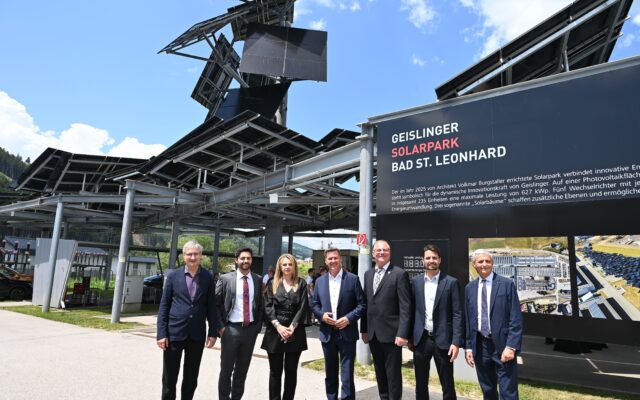 Matthias Geislinger, Adrian Geislinger, Sandra Gressl, Landeshauptmann Daniel Fellner, Bürgermeister Dieter Dohr, Benjamin Geislinger und Cornelius Geislinger (v. l.) bei der Eröffnung des Solarparks am Firmengelände in Bad St. Leonhard.