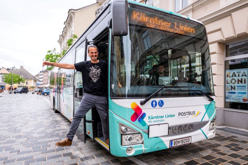 Freut sich auf einen autofreien Sommer: Mobilitätsreferent Stadtrat Sascha Jabali Adeh lädt dazu ein, das eigene Auto stehenzulassen und den Sommerbus zu nutzen.