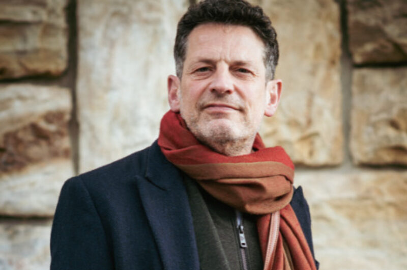 Porträt eines Klagenfurter Kulturschaffenden im urbanen Stadtraum