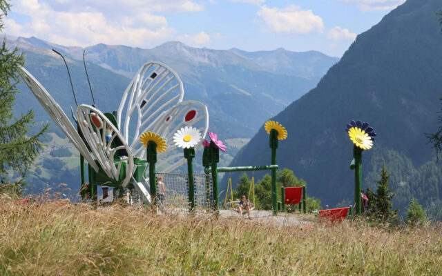 Spielend lernen im Nationalpark: Der neue „HIGH-FIVE-Spielplatz“ bringt Kindern den Lebenszyklus des geschützten Apollofalters näher. Neue Erlebniswelt "Glocknerwiesen" und "HIgh Five" Spielplatz am Schöneck eröffnet Foto: Franz Neumayr 29.7.2026