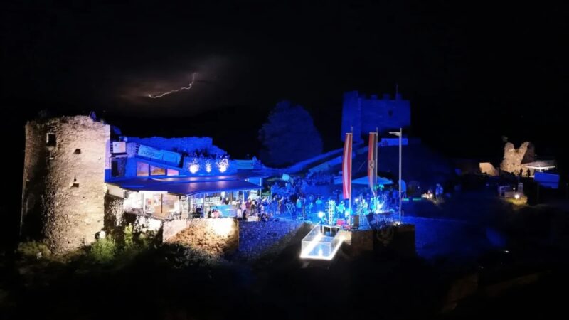 Tanz unter freiem Himmel: Der Electric Dance Circle verwandelt die Burgruine Griffen am 29. August wieder in ein Rave-Mekka.