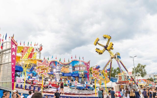 Action und Nervenkitzel für Groß und Klein: Über 50 Fahrgeschäfte und Buden sorgen im Gaudepark Klagenfurt für beste Kirmes-Stimmung.