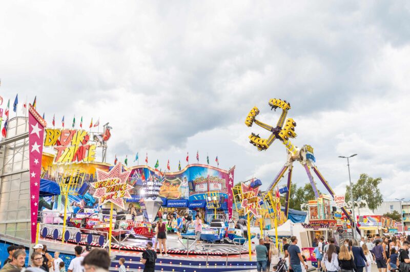 Action und Nervenkitzel für Groß und Klein: Über 50 Fahrgeschäfte und Buden sorgen im Gaudepark Klagenfurt für beste Kirmes-Stimmung.
