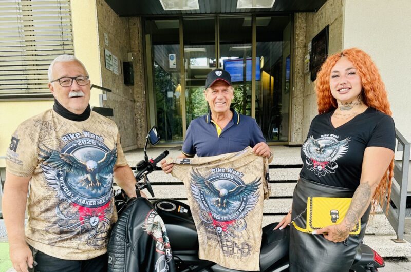 v.l. Biker Shirt Designer Alexander Kofler überreichte zusammen mit Biker Girl Vanessa Metzkow ein limitiertes Official Faaker See Biker Shirt an Finkensteins Bürgermeister Christian Poglitsch